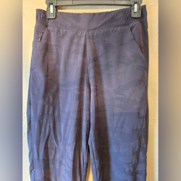 Athleta Brooklyn Textured Black Camo Lux Joggers size 4 - Picture 9 of 15
